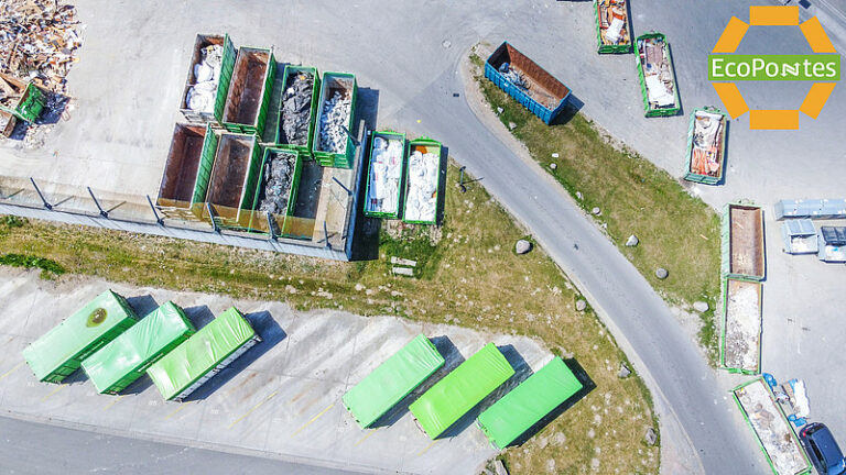 Wertstoffcontainer aus der Luft-Perspektive. Einige Container sind geöffnet, andere geschlossen.